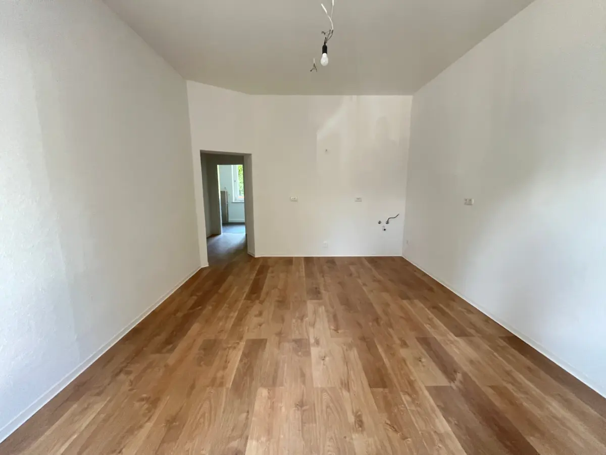 Wohnzimmer mit offener Küche