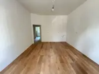 Wohnzimmer mit offener Küche