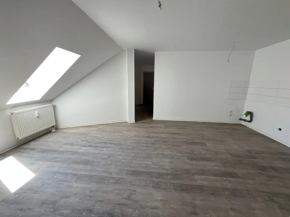 Wohnzimmer mit offener Küche