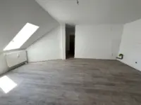 Wohnzimmer mit offener Küche