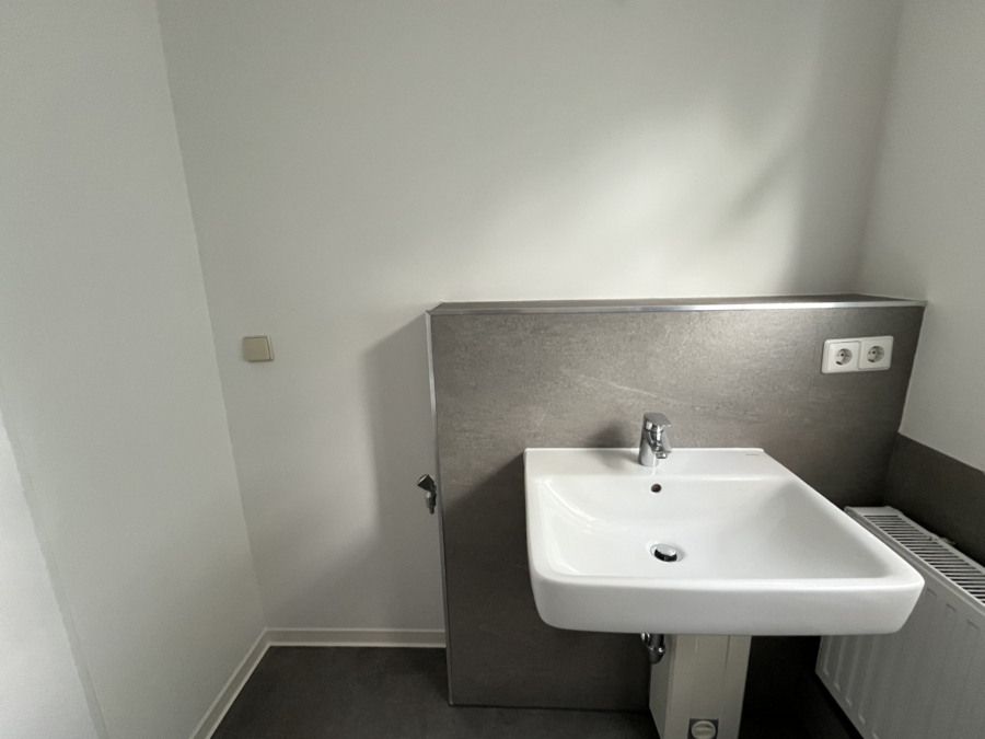 Waschbecken und Waschmaschinenanschluss