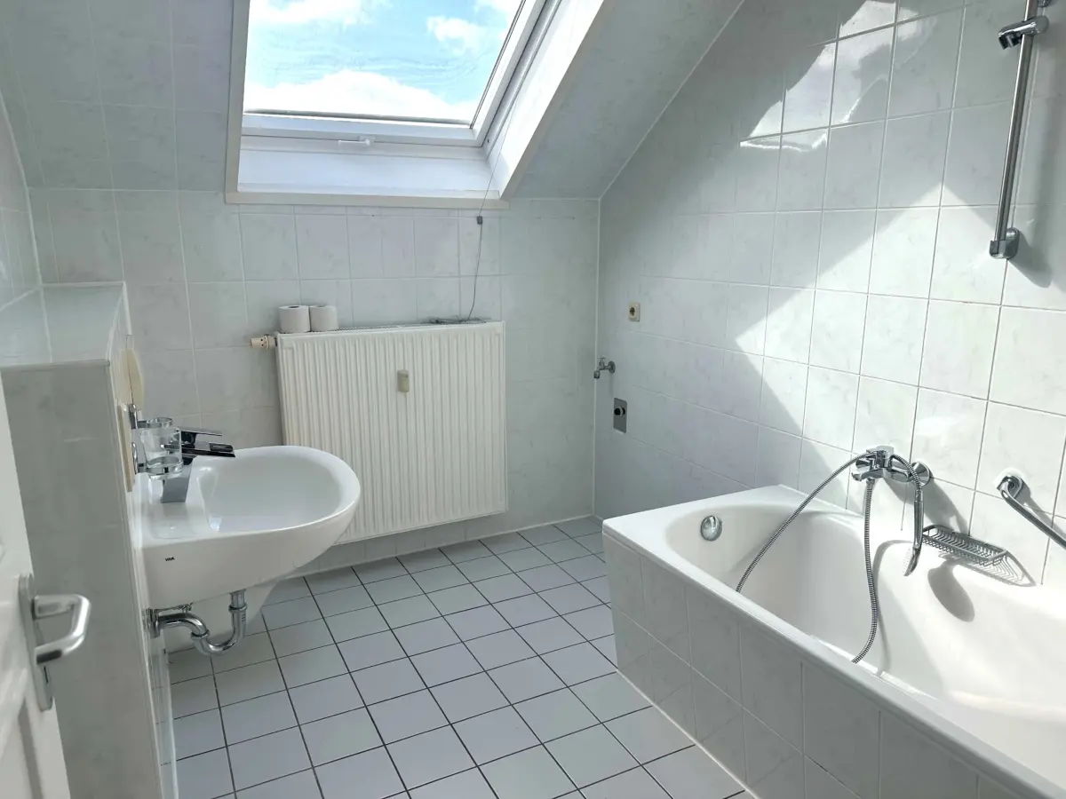 Geräumiges, helles Bad
