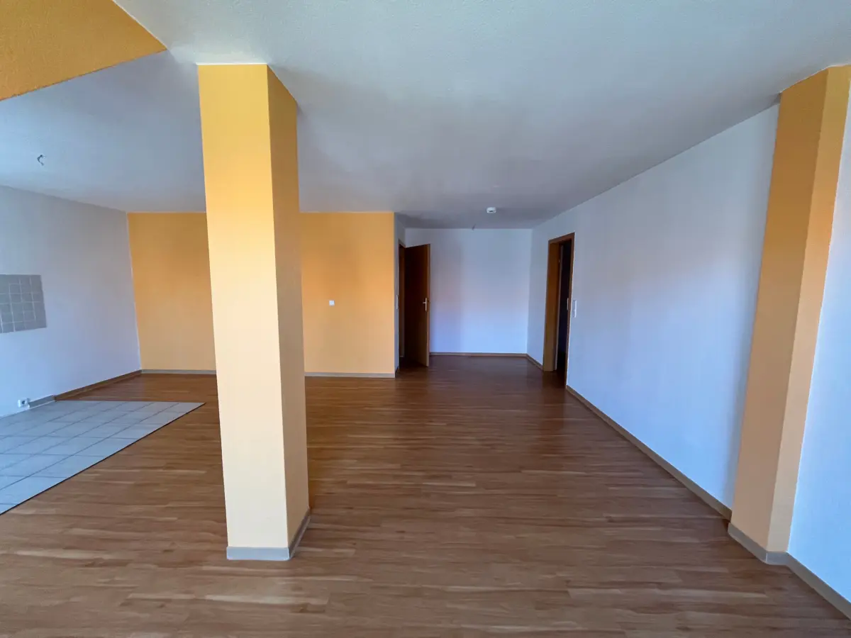 Wohnzimmer mit offener Küche