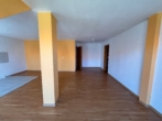 Wohnzimmer mit offener Küche