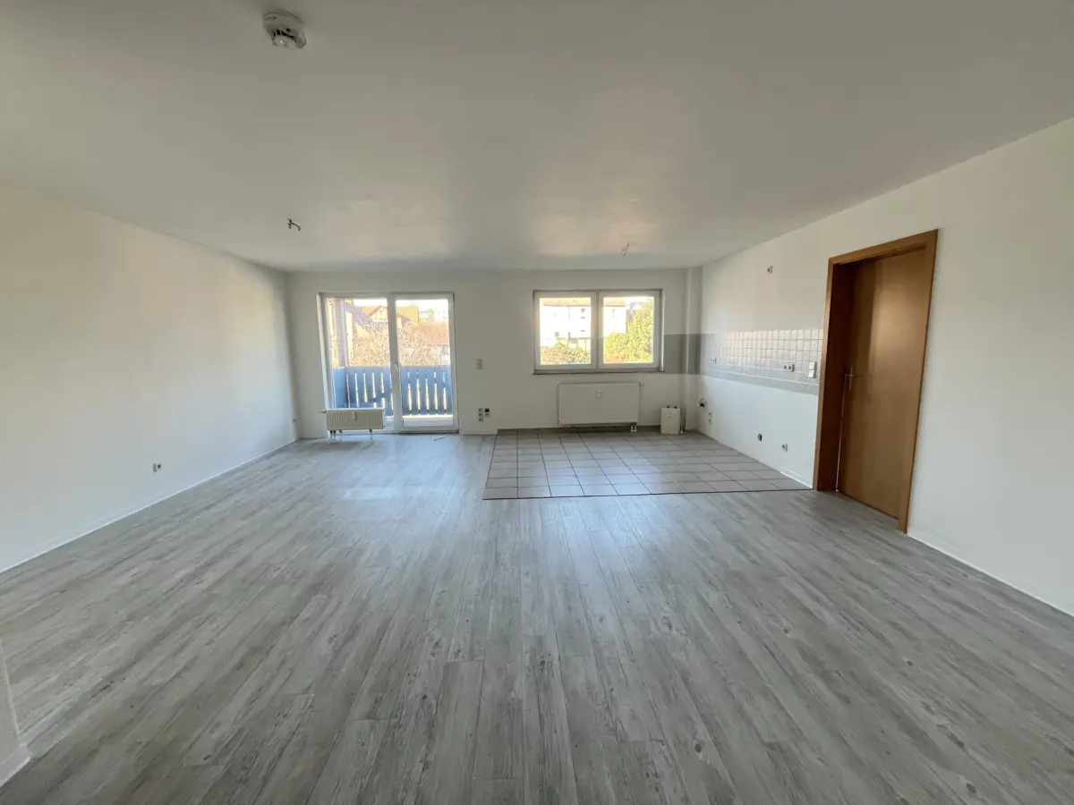 Wohnzimmer mit offener Küche