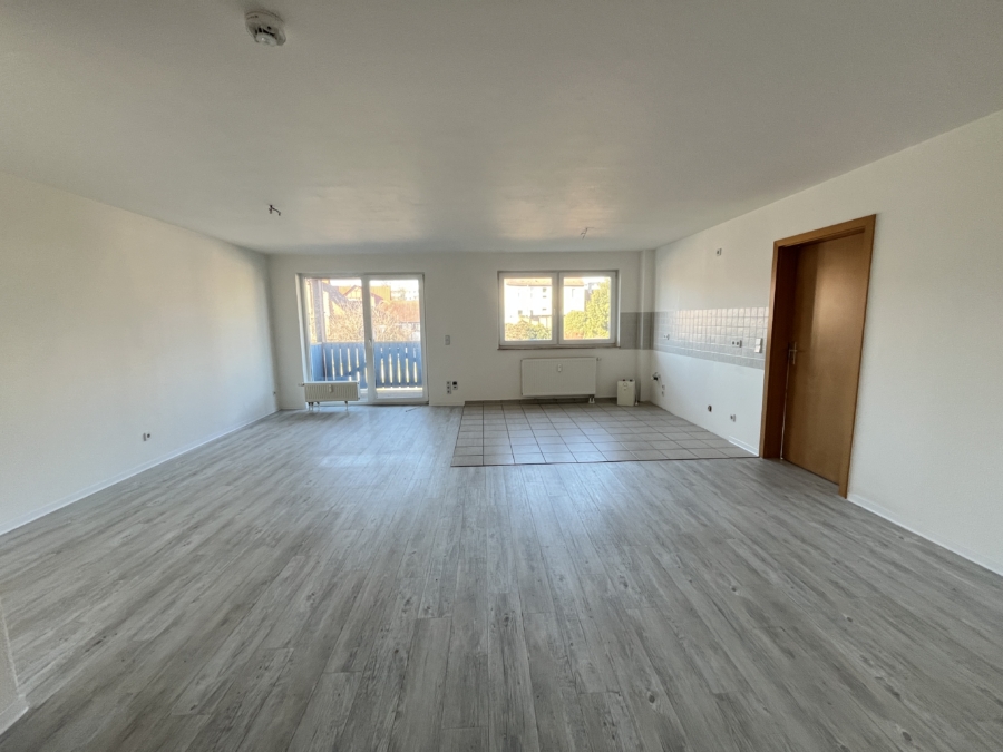 Wohnzimmer mit offener Küche