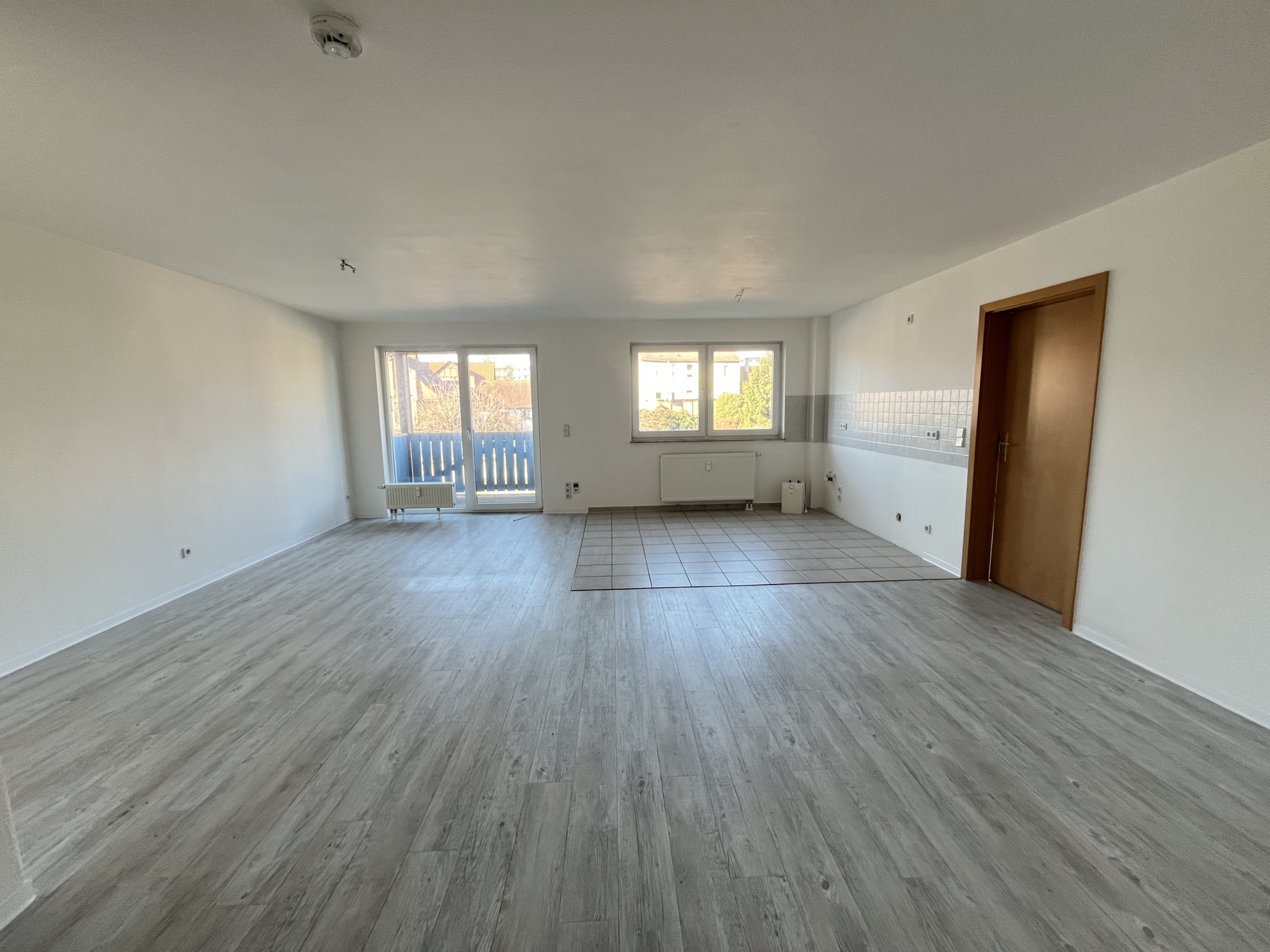 Wohnzimmer mit offener Küche