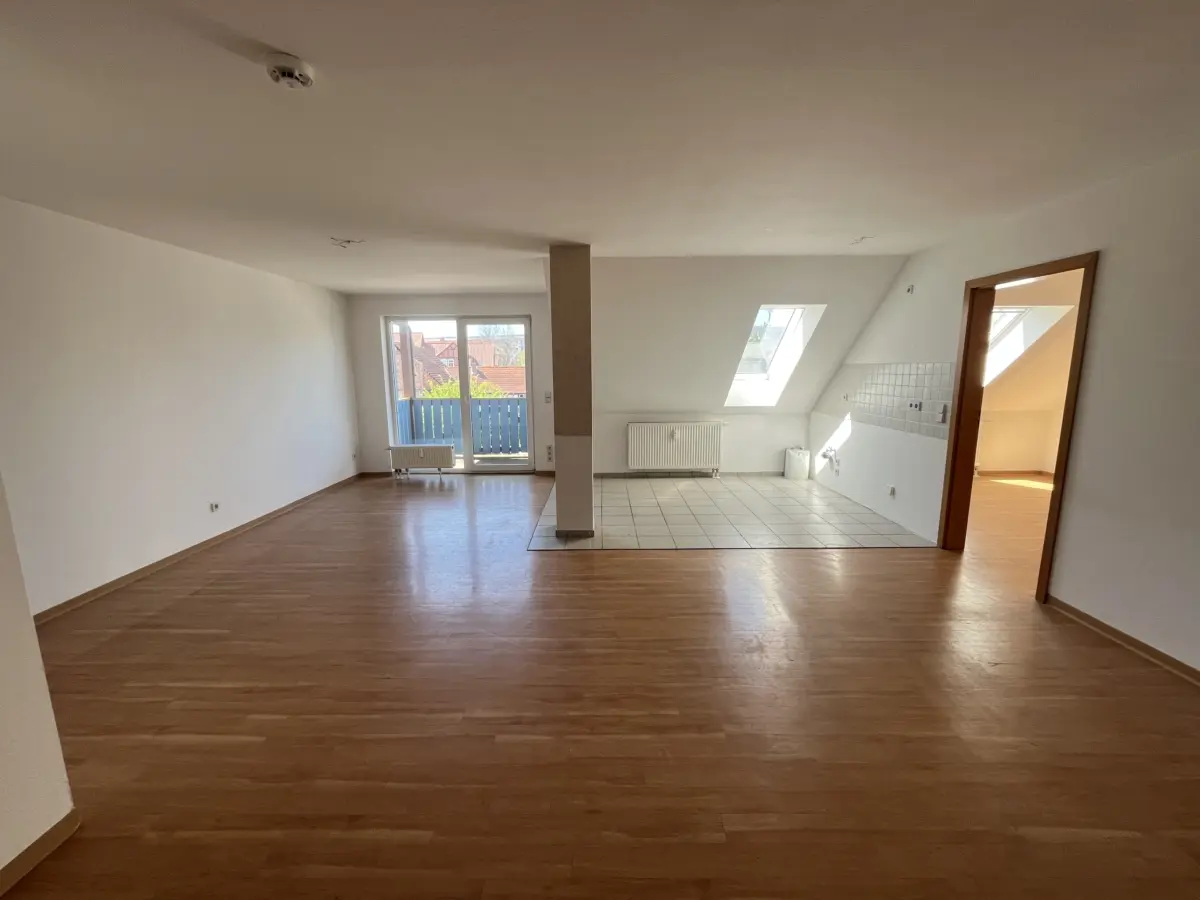 Wohnzimmer mit offener Küche