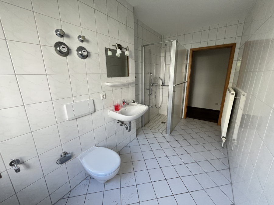 Badezimmer mit ebenerdiger Dusche