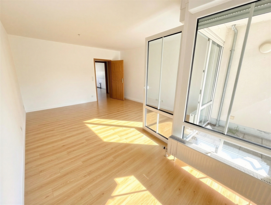 Beispielbild Wohnzimmer mit Zugang zum Balkon
