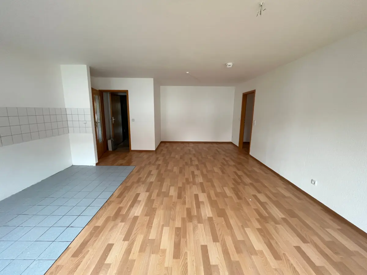 Wohnzimmer mit offener Küche