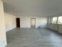 Wohnzimmer mit offener Küche