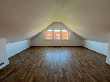 Wohnen über den Dächern – helle Dachgeschoss-Wohnung mit Einbauküche, 38820 Halberstadt, Wohnung