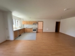 Wohnzimmer mit offener Küche