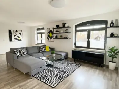 Großzügig Wohnen mit Einbauküche – über wenige Stufen in Ihr neues Zuhause, 08058 Zwickau, Wohnung
