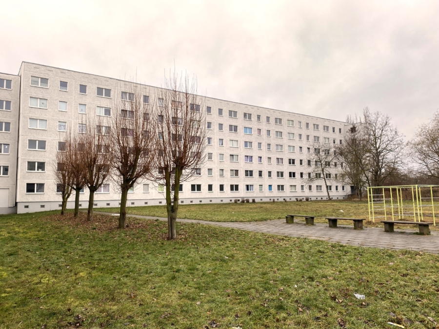 grüner Innenhof mit Spielplatz
